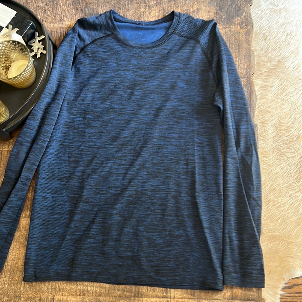 Men’s long sleeve blue heather Lululemon shirt
